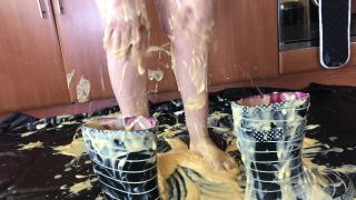 Devon Breeze Devonbreeze - custard filled wellies and feet 03-09-2019-9