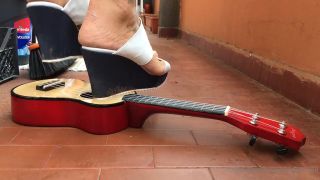 hardcore Italian Girlfriend Italian Girlfriend aka italiangirlfriend - 07-26-2022 OnlyFans Video - Poor ukulele, maybe im too heavy for it P and yummi wafers are so crunchy video-3