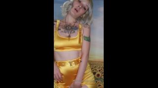 @goddesseevee 2019-09-03 Such a shiny, pretty Yellow outfit --1