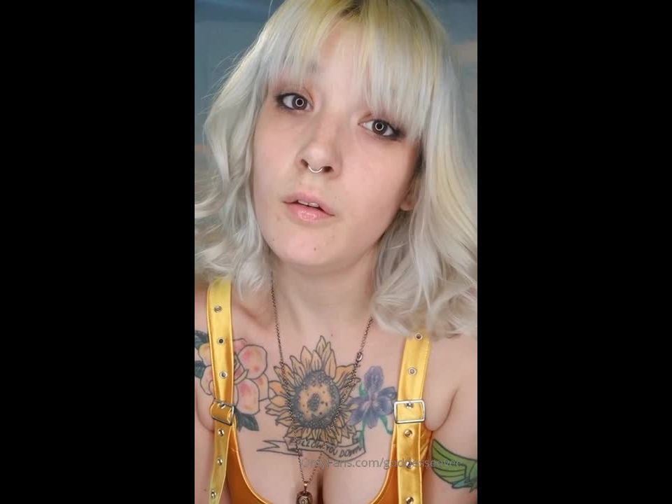 @goddesseevee 2019-09-03 Such a shiny, pretty Yellow outfit -