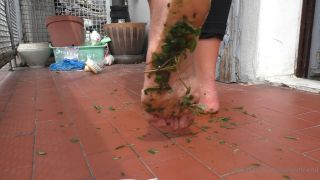 hardcore Italian Girlfriend aka italiangirlfriend - 07-19-2022 OnlyFans Video - Grass plants under my tanned feet video Italian Girlfriend-8