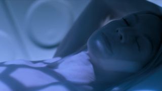 Nalani Wakita, Lisa Chandler - Altered Carbon s01e02 (2018) HD 1080p!!!-8
