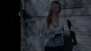 Laura Vandervoort, Amber Cull – Bitten s01e01 (2014) HD 1080p!!!-7
