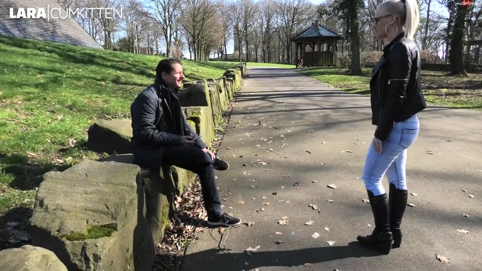 Public Fick in Jeans und Stiefeln - Spermawalk mitten im Stadtpark