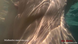 Mia Bandini – UNDERWATER ASS TO MOUTH SEX IN THE POOL-4