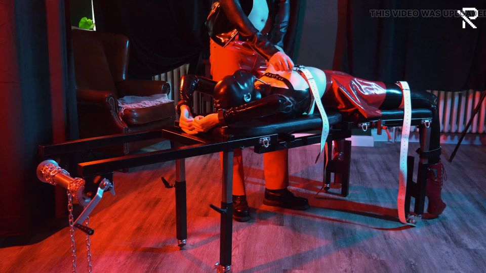 [GetFreeDays.com] Heavybber masked german latexgirl stretched and tickled hardco latex breathplay porn