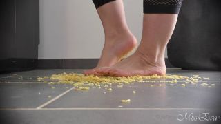 Miss Eva aka missevadomina - 04-23-2021 OnlyFans Video - Vidéo studio Crushing chips rabaissement video Miss Eva hardcore-0