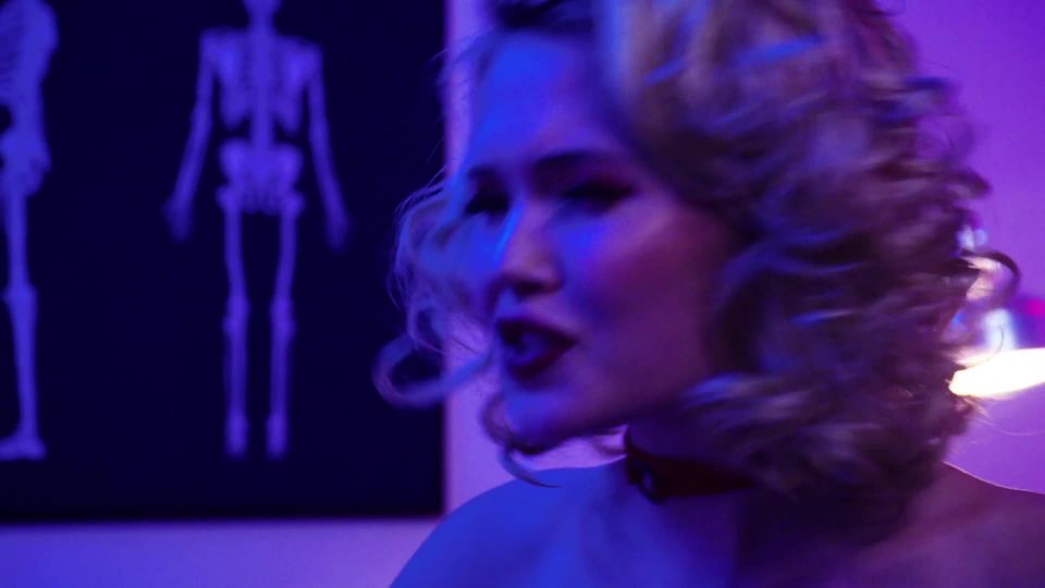 Roxane Mesquida, Kelli Berglund- Now Apocalypse s01e09 (2019) HD 1080p!!!