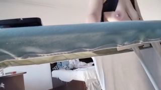 HairyMaid - Moglie amatoriale fa le faccende domestiche nuda.-0