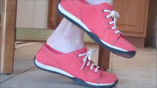 Voyeur – Mo Rina – sneaker heel pop | highly arched feet | feet porn fetish kitsch-6