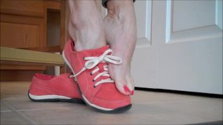 Voyeur – Mo Rina – sneaker heel pop | highly arched feet | feet porn fetish kitsch-7