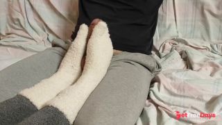 Loulou gives sockjob and footjob with her sexy feet and toes-5