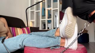 Goddess Aven makes her foot slave clean her shoes and perfect sweaty fe_[freefans tv - fresh onlyfans leaks]-1