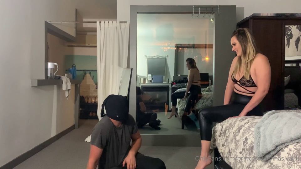 Princess Vienna Vault – A guy gets kicked in the balls for a bouquet of flowers - Femdom