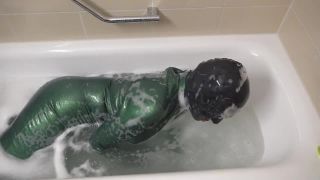 Video Latex in the bath tube ansehen Madame Tina-0