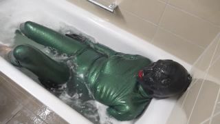 Video Latex in the bath tube ansehen Madame Tina-5