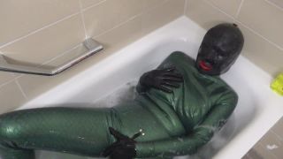 Video Latex in the bath tube ansehen Madame Tina-7