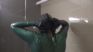 Video Latex in the bath tube ansehen Madame Tina-8