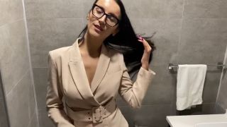 The Boss Fucked A Lustful Secretary In The Toilet-1