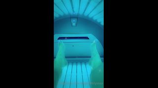 Angel Emily - angelemilyxxxx AngelemilyxxxxCoucou les chris Petite sance de solarium avant ma scne pour Dorcel aujourdhui - 07-06-2020 - SiteRip-0