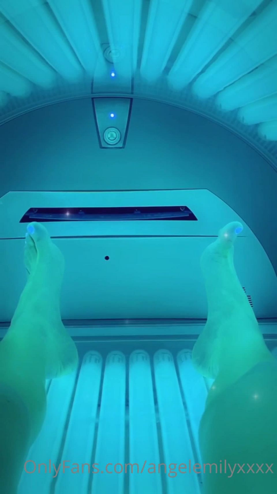 Angel Emily - angelemilyxxxx AngelemilyxxxxCoucou les chris Petite sance de solarium avant ma scne pour Dorcel aujourdhui - 07-06-2020 - SiteRip