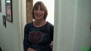 Cougar stepmother teaches how to hold onto a girlfriend smokin....-1