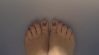 Eve Batelle - Playing with my little piggies - (Feet porn)-1