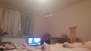 [Amateur] Сдала квартиру озабоченным девушкам, которых сняла на , когда они дрочили на порно-0