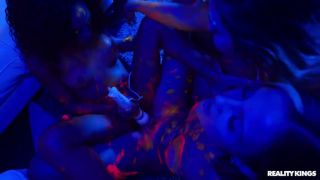 Big Dick Smokin Hot Groupie With Diamond Banks,Scarlit Scandal,Gizelle Blanco,Mila Monet and Roxie Sinner-9