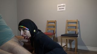 Arabic Wife Cheating In Public ديوث مصري يصور مراته كلامها وسخ اوووي.-5