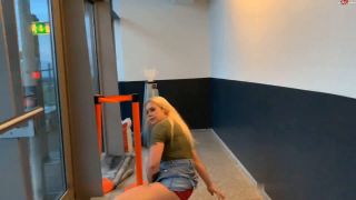 [K2S.CLUB] SteffiBlond - Im Flughafen dort Mund markiert - selbst die Aussichtsplattform riec... - FullHD 1080P-7