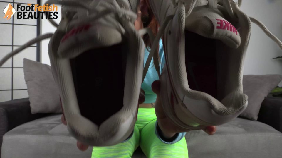 Lilith R. - Naughty Diva Removes Her Top Before Letting Her Lover Lick Her Feet After A Long Run - Foot Fetish