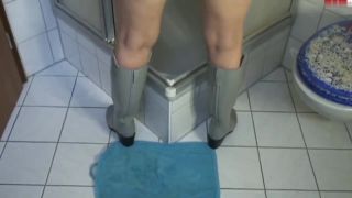 Popp-Sylvie Popp-Sylvie - Gummistiefel in der Dusche-0