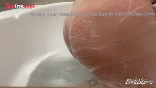 [GetFreeDays.com] Milf masturbates in a hot tub and gets an orgasm with convulsions Porn Stream October 2022-8