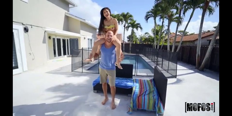 Outdoor Vietnamese Evie Ling Spin Fucked By Jmac In The Garden