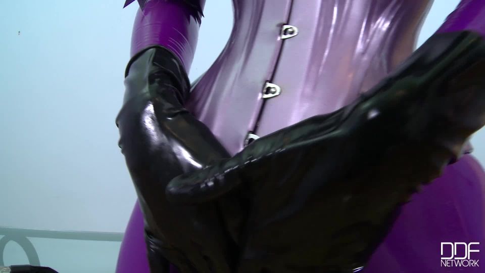 She Looms in Latex BigAss!