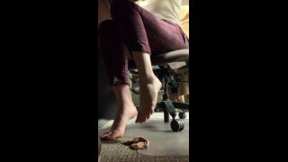 Freckled Feet13-03-2020 - OV  you, drooling under my desk while I show-6