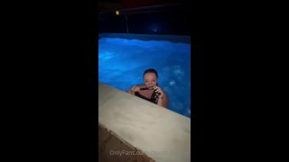 Devon Breeze Devonbreeze - playing in the pool last night ill be live again tonight around ish 16-09-2020-2