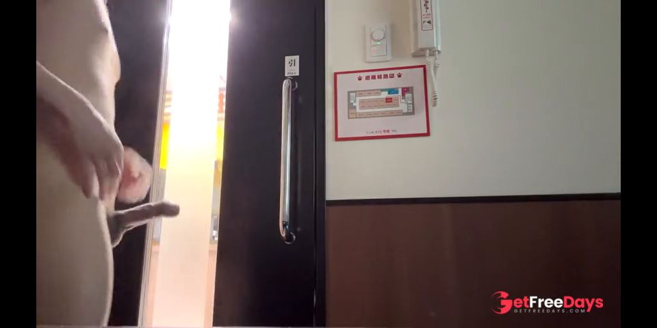 Open the door and show off your bold looks at the karaoke