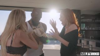 Maitland Ward Brandi Love On Set - 22 December 2023-8
