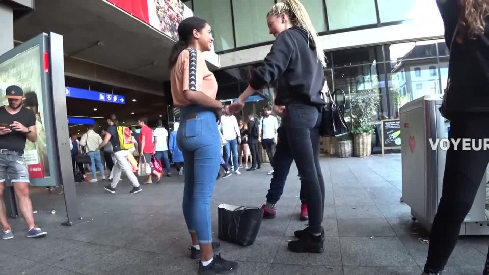 Brown girl's stunning ass in tight jeans