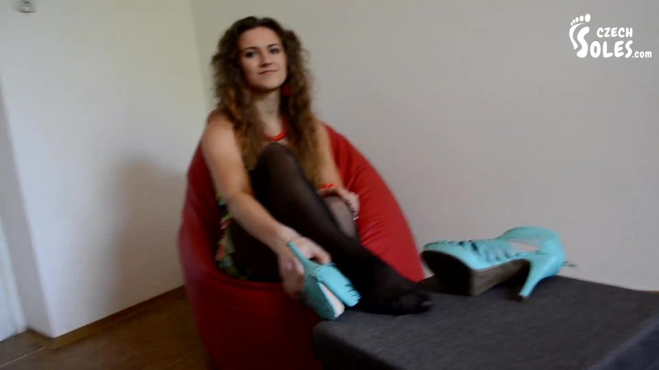 7122 Cherry Showing Her Feet In Nylons