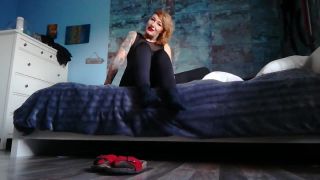 Lady Demona - Lutsch meine Socken aus, schnüffel an meinen Schlappen, underwater drowning fetish on feet porn -7
