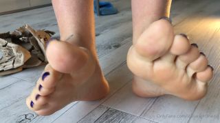 Italian Girlfriend aka italiangirlfriend - 06-27-2022 OnlyFans Video - My big feet can flatten cardboard so well video fetish Italian Girlfriend-7