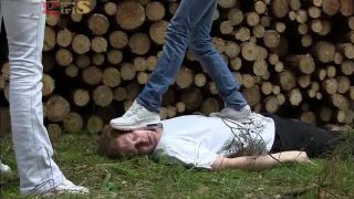 Dangerous Girls - Sneaker Torture Im Wald ballbusting -4