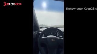 Le gusta tocarse en el coche-6