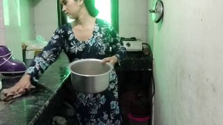 Desi Girls Bhabhi ko gandi gandi video dikha kar jabar dasti pela-1