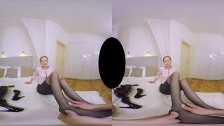 Businesswoman s Feet - POV vr Luca Bella-0