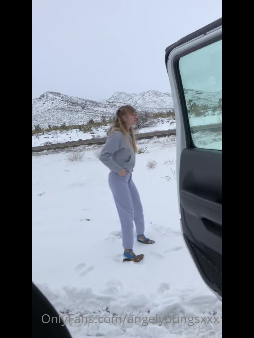 Angel Youngs - angelyoungsxxx () Angelyoungsxxx - snow trip 27-01-2021