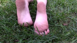 porn video 37 Barefoot Show – 19 Year Old Beauty Sonya Shows Off Her Sexy Bare Feet In A Public Park on fetish porn fetish couple-7